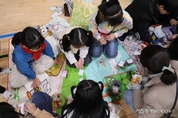 서울하늘숲초 학생들, 나눔의 기쁨 전달… 월드쉐어에 바자회 수익금 전해