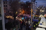 윤 대통령 관저앞 탄핵 반대. 찬성 집회 극한 대치 ... 민주노총 참가자 2명 경찰관 폭행 혐의로 체포