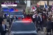[속보] 대리인단, '尹대통령 탄핵심판 선고일에 불출석... 질서 유지와 경호 때문'