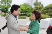 진화위 박선영 위원장, 김진태 지사 만나 납북어부 관련 정책협의 ...' SNS에 만남 글 ' 화제
