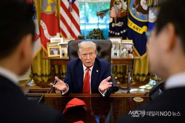 <strong>美 트럼프 대통령이 실무회담서 우리측 대표단을 향해 발언을 하고있다.</strong>